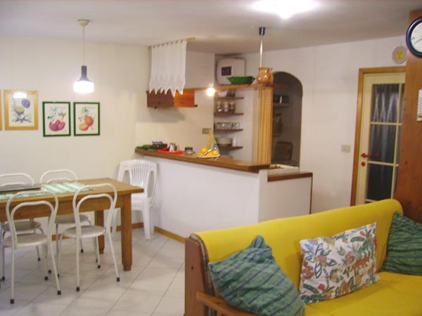 Salotto con angolo cottura